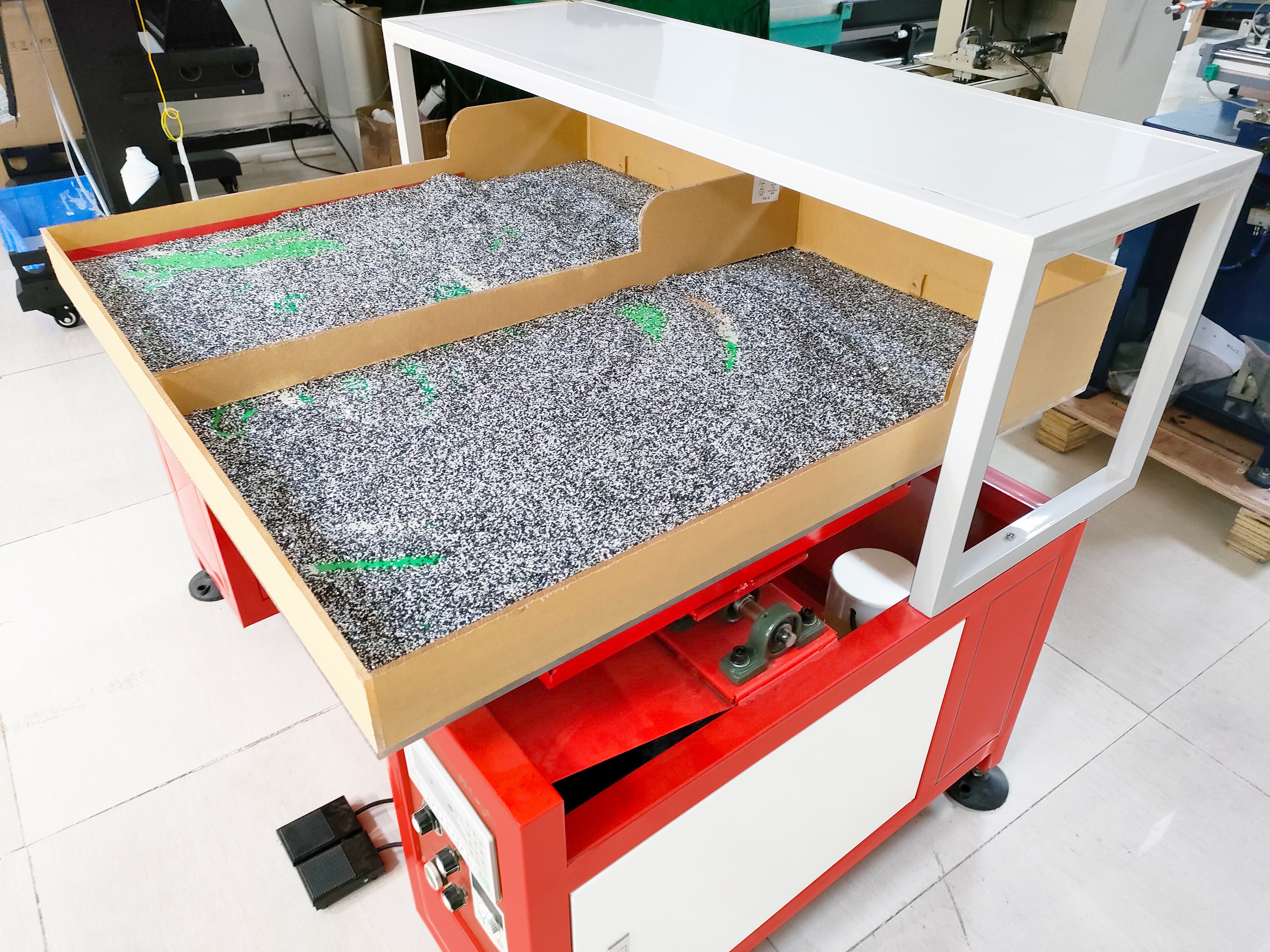एचटी-डी स्वचालित क्रिस्टल स्टोन संशोधित स्फटिक ट्रांसफर पेपर ब्रशिंग शेकिंग मशीन ब्रश हॉट फिक्स स्फटिक आकृति बनाने की मशीन